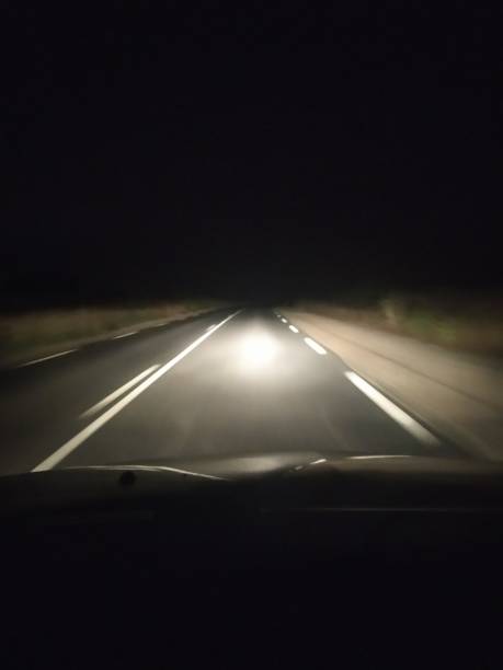 na estrada, a noite - luz de veículo - fotografias e filmes do acervo