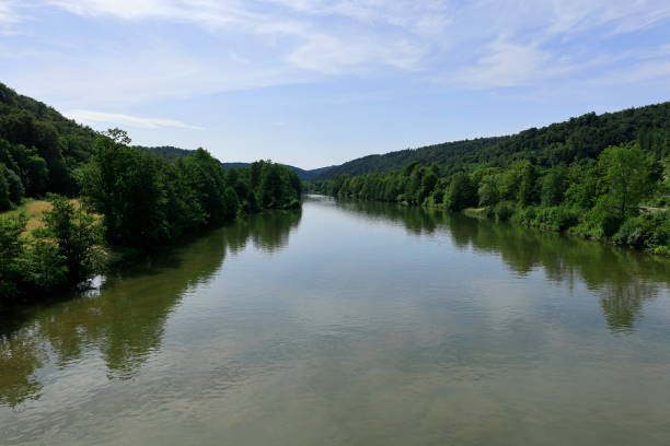 vista del canale meno-danubio vicino a essing in baviera - essing foto e immagini stock