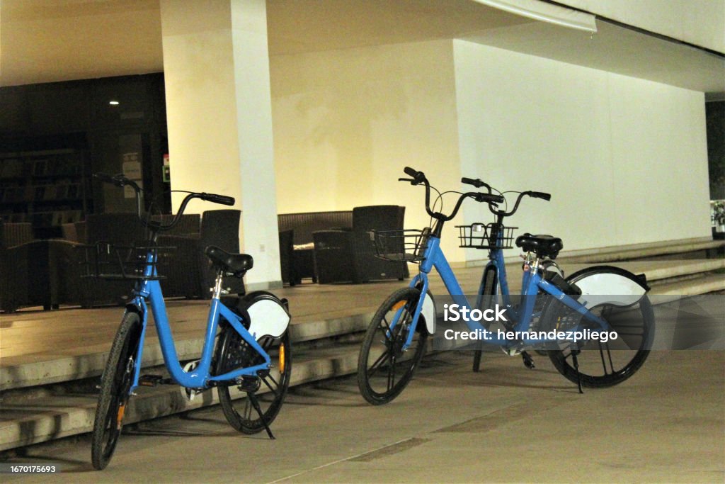 Transporte ecológico Bicicletas clásicas y actuales para un transporte interior y ecológico comunitario Active Lifestyle Stock Photo