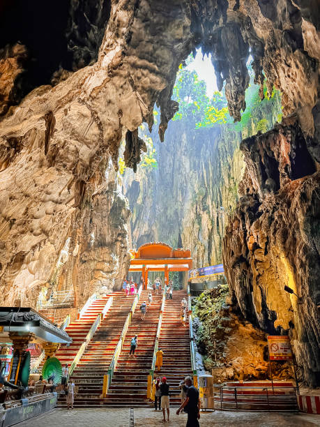 les grottes de batu à kuala lumpur, l’une des plus grandes attractions hindoues de malaisie - buddha ancient asia asian culture photos et images de collection