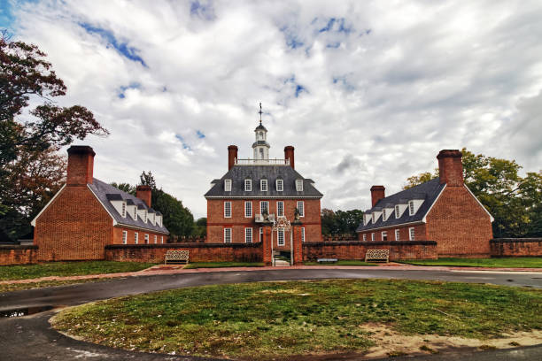 istock Sprawling brick buildings on the rainy fall day, - Williamsburg, VA, USA 1670362981