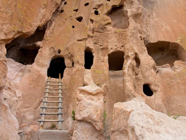 nur 25 meilen nördlich von albuquerque befindet sich das bandelier national monument, das die klippenwohnungen eines alten pueblo-volkes schützt - bandelier national monument anasazi anasazi ruins photography stock-fotos und bilder