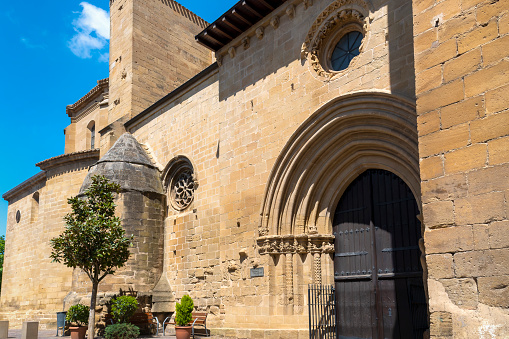 Discover the charming Romanesque doorway of the Church of San Juan Bautista in Laguardia, province of Vitoria. Explore the rich heritage and timeless architecture of this historic treasure. Position your agency among heritage enthusiasts with our captivating images.