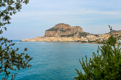 Cefalù è delizioso borgo bagnato da acque azzurre e sovrastato da una rocca, una perla della Sicilia