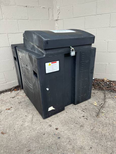 istock Used cooking oil storage container behind a strip mall. 1670697474