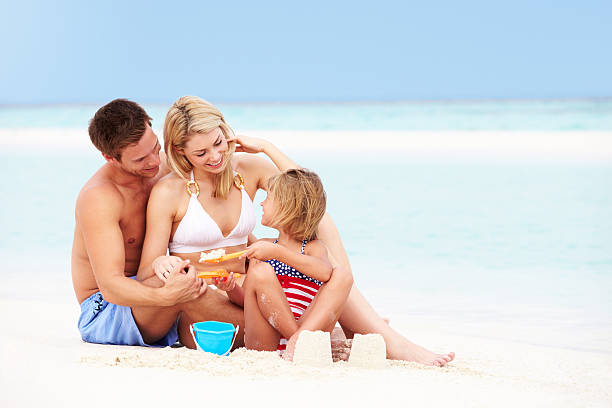 familia jugando en la hermosa playa - people female male men fotografías e imágenes de stock