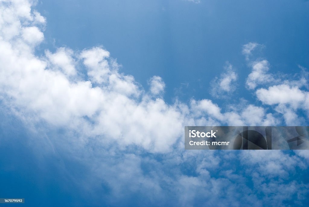 Błękitne niebo i białe chmury - Zbiór zdjęć royalty-free (Bez ludzi)