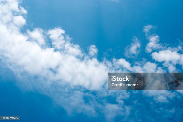 Foto de Céu Azul E Nuvens Brancas e mais fotos de stock de Aberto - Aberto, Alto - Descrição Geral, Azul