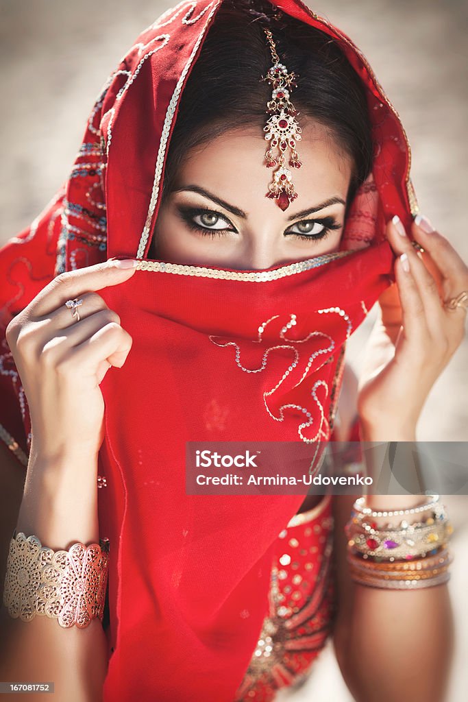 bellydancer femme indienne en sari traditionnel. Oriental mariée. La beauté - Photo de La Mariée libre de droits