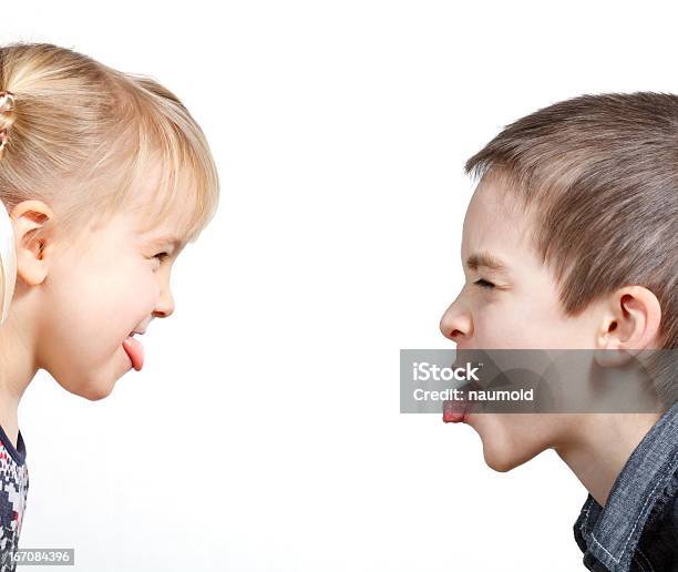 お子様突き出す Tongues - 子供のストックフォトや画像を多数ご用意 - 子供, 2人, 兄弟