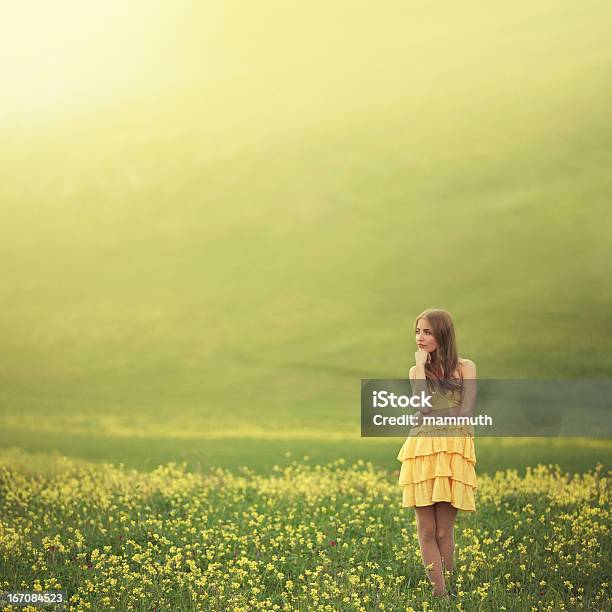 Dziewczyna W Pole Kwiatów Objętych - zdjęcia stockowe i więcej obrazów Krajobraz wiejski - Krajobraz wiejski, Kwiat - Roślina, Toskania - Włochy