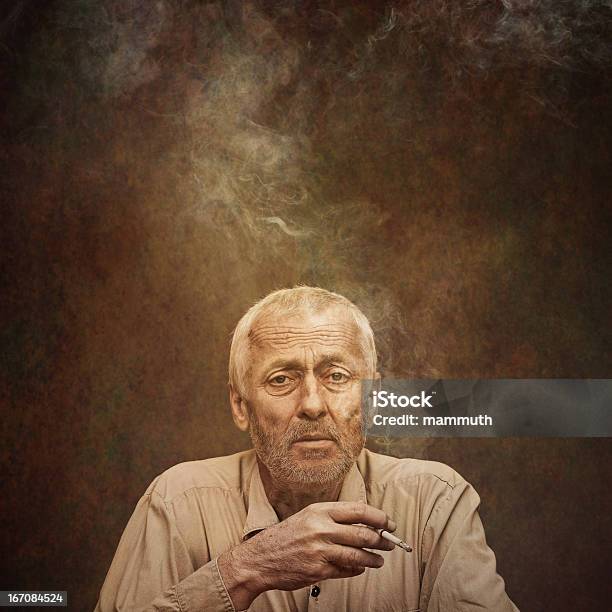 Senior Hombre Fumar Cigarrillo Foto de stock y más banco de imágenes de 60-64 años - 60-64 años, Adulto, Afección médica