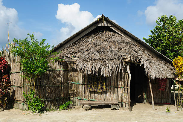 panama, habitación tradicional de casa en el archipiélago de san blas - panama caribbean culture san blas islands caribbean fotografías e imágenes de stock