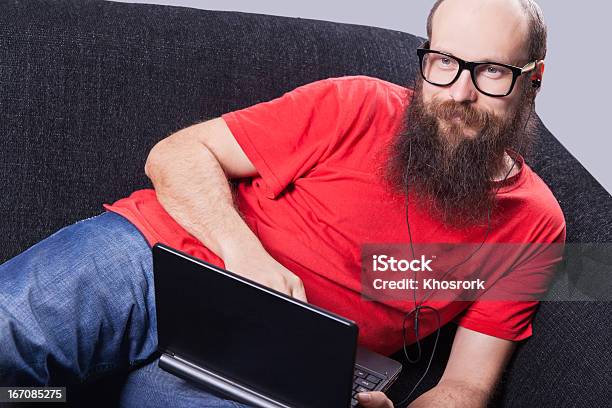 Mann Liegt Auf Der Couch Ausruhen Und Genießen Stockfoto und mehr Bilder von Brille