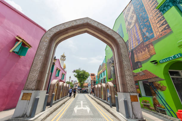 muscat street ha arte di strada e architettura basata sulla cultura dell'oman, in particolare di un tema commerciale nautico o marittimo. le persone possono vedere esplorare intorno ad esso. - editorial asia singapore tourist foto e immagini stock