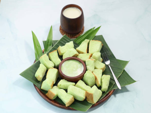 istock Sliced bread with custard and pandan sauce 1671112989