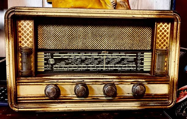 istock antique radio 1671123759