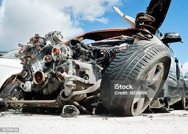 Crash Auto - Fotografie stock e altre immagini di Automobile - Automobile, Autostrada, Centro di demolizione