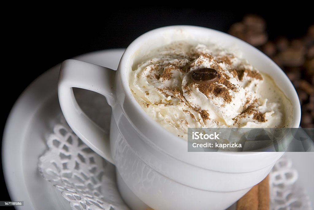 Fondo de café y blanco taza aislado en negro - Foto de stock de Bebida libre de derechos