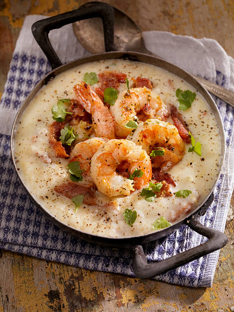 crevettes et du gruau de maïs (grits) - grits prepared shrimp restaurant food photos et images de collection