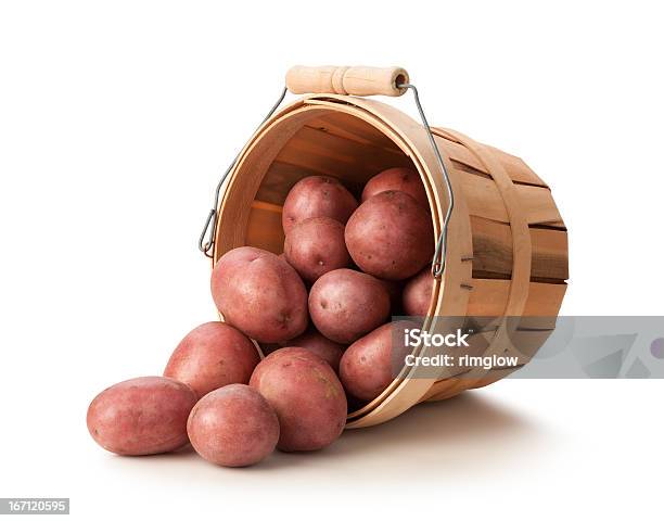 Batata Vermelha Fresca Em Um Cesto - Fotografias de stock e mais imagens de Batata vermelha - Batata vermelha, Cesto, Descascado