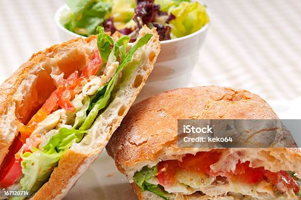 Ciabatta Panini Con Pomodoro E Sandwich Di Pollo - Fotografie stock e altre immagini di Alimentazione sana - Alimentazione sana, Bianco, Carne