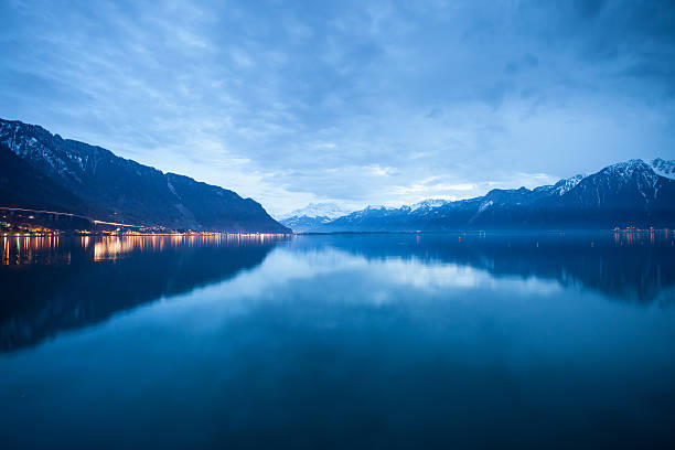 nuvens sobre lac leman - geneva switzerland night city - fotografias e filmes do acervo