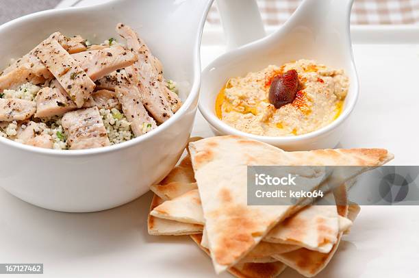 Taboulii Couscous Di Pollo Con Hummus - Fotografie stock e altre immagini di Alimentazione sana - Alimentazione sana, Antipasto, Bianco
