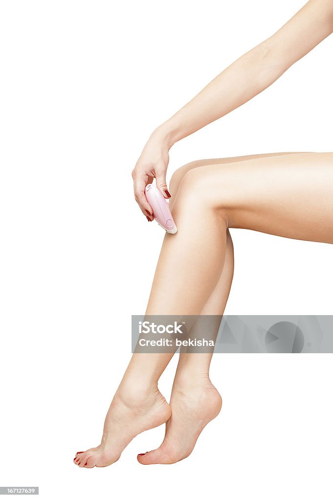 Молодая женщина ноги для бритья - Стоковые фото Белый роялти-фри