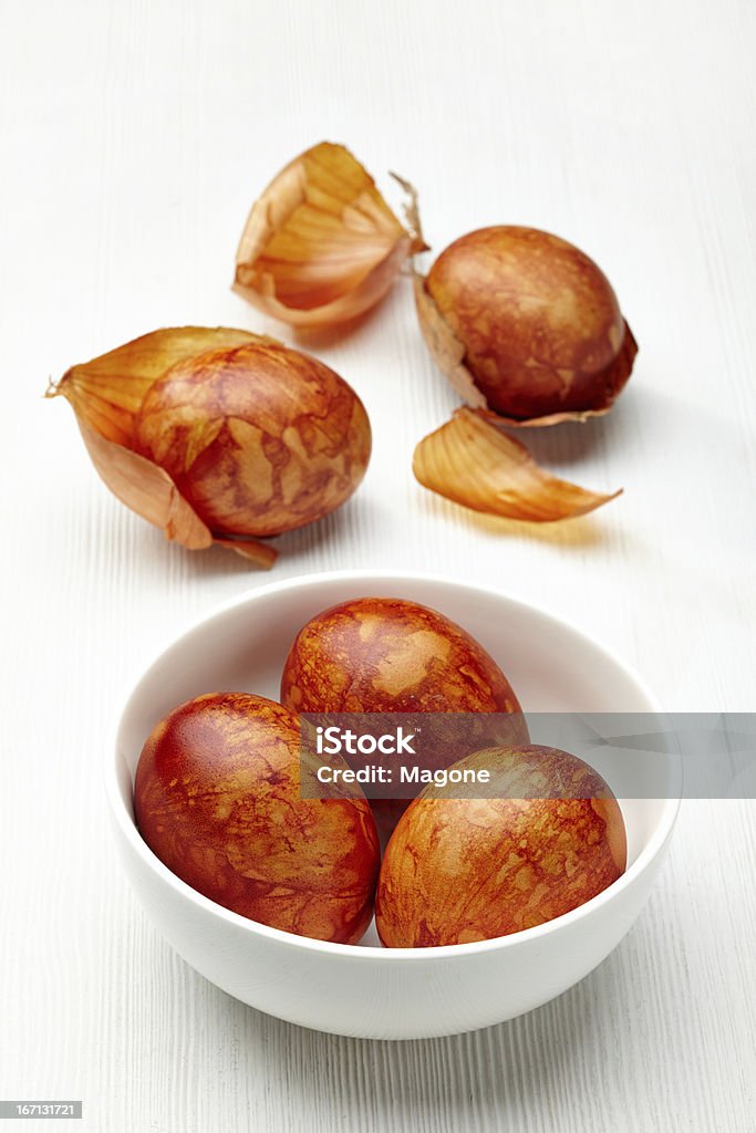 Color de los huevos de Pascua con cebolla piel - Foto de stock de Alimento libre de derechos