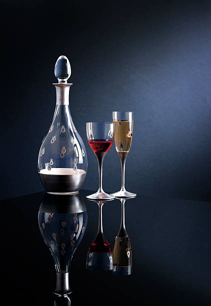 rouge et vin blanc - carafe decanter glass wine photos et images de collection