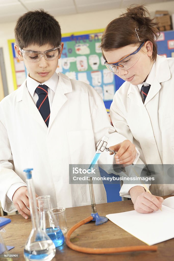 Männliche und weibliche Teenager-Student In Science-Klasse - Lizenzfrei Wissenschaft Stock-Foto