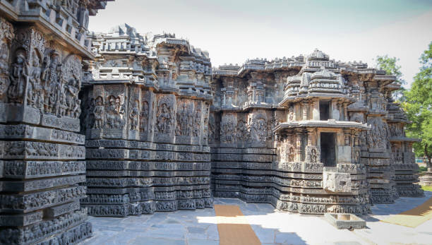 une sculpture envoûtante de dieux, déesses et danseurs hindous sur les murs extérieurs du temple hoysaleshwara à halebeedu dans le karnataka, en inde. - sculpture khajuraho india indian culture photos et images de collection