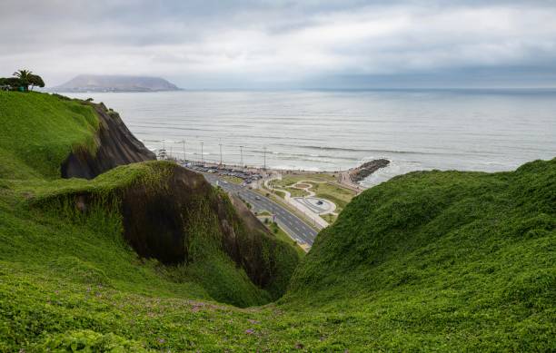 тихоокеанское побережье в лиме - car beach peru adventure стоковые фото и изображения