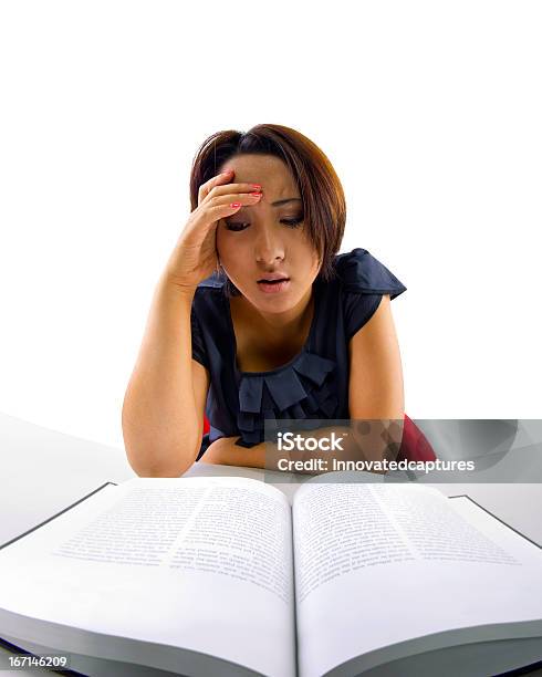 Frustrado Asiático Feminino Estudante Estudar Um Livro - Fotografias de stock e mais imagens de Adolescente