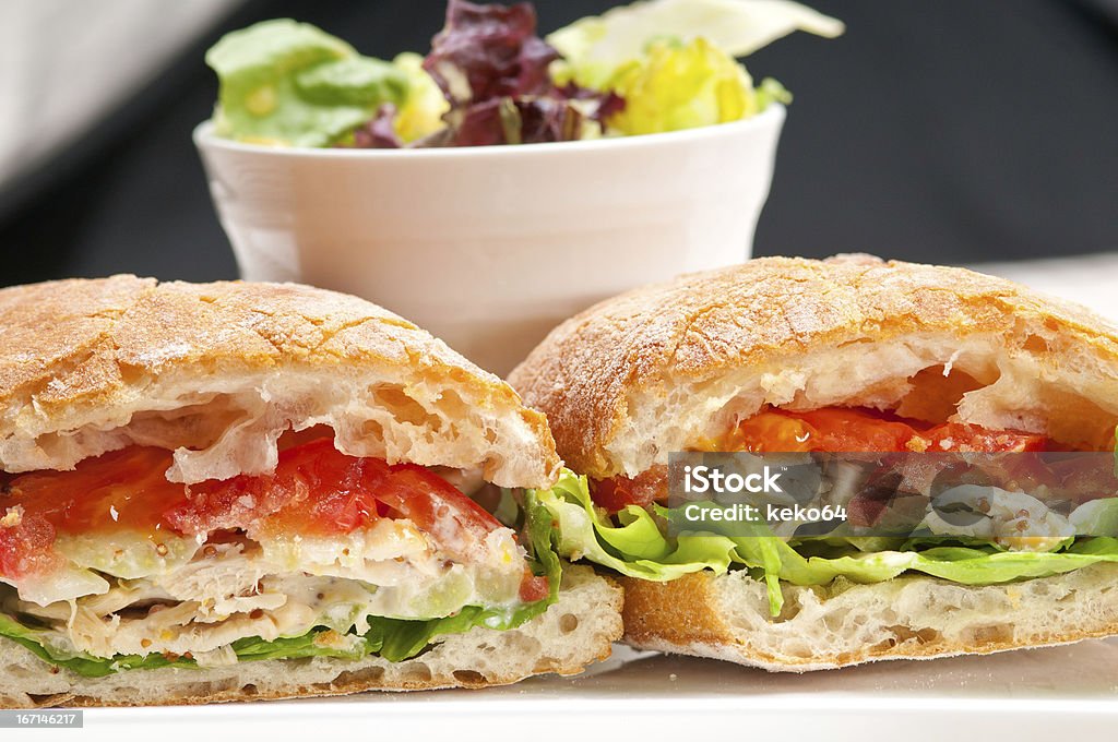 Con queso emmental sándwich panini con pollo y tomate - Foto de stock de Alimento libre de derechos