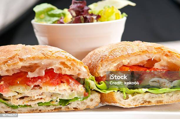 Photo libre de droit de Panini Ciabatta À La Tomate Et Sandwich Au Poulet banque d'images et plus d'images libres de droit de Aliment - Aliment, Aliment en portion, Aliment émincé