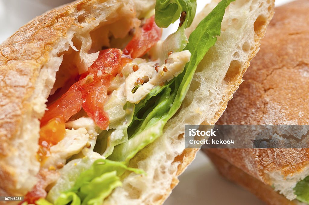ciabatta panini-sandwich mit Hühnerfleisch und Tomaten - Lizenzfrei Abnehmen Stock-Foto