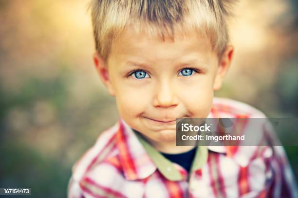 Portret Słodki Mały Chłopiec Uśmiech - zdjęcia stockowe i więcej obrazów Chłopcy - Chłopcy, 2-3 lata, Blond włosy