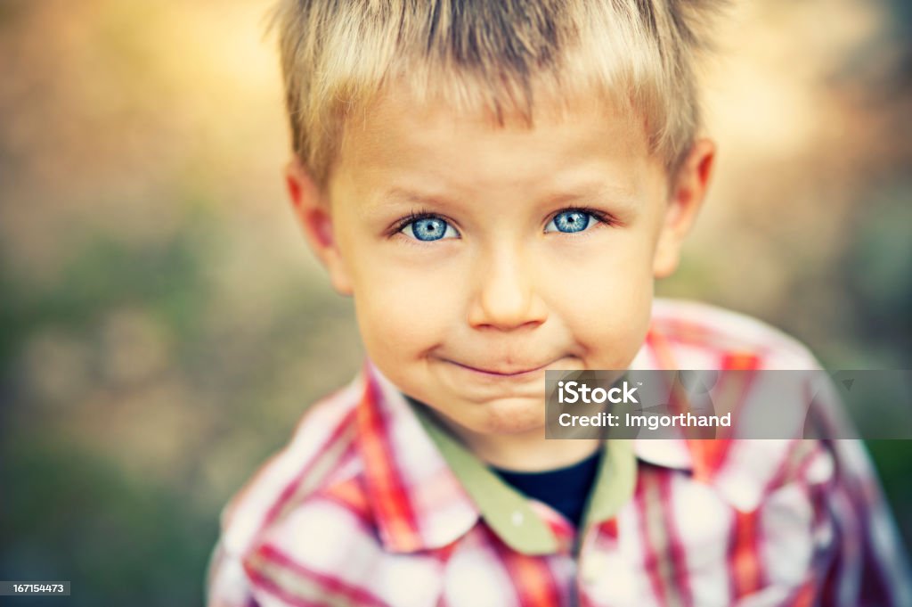 Retrato de uma linda sorridente menino - Foto de stock de Meninos royalty-free