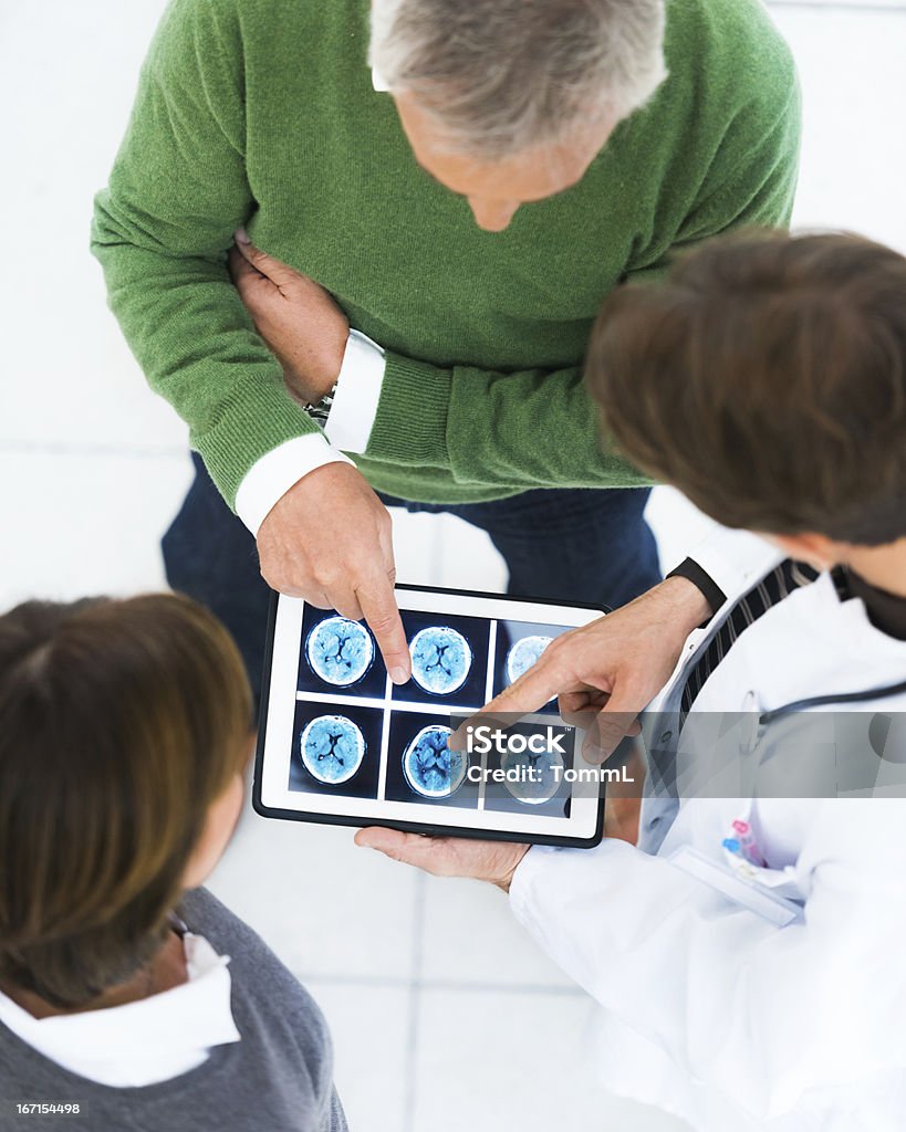 Patienten und Arzt diskutieren, CAT-Scan auf Tablet PC - Lizenzfrei Arzt Stock-Foto