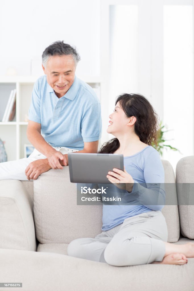 senior asiática dos personas con tableta digital - Foto de stock de Japonés - Oriental libre de derechos