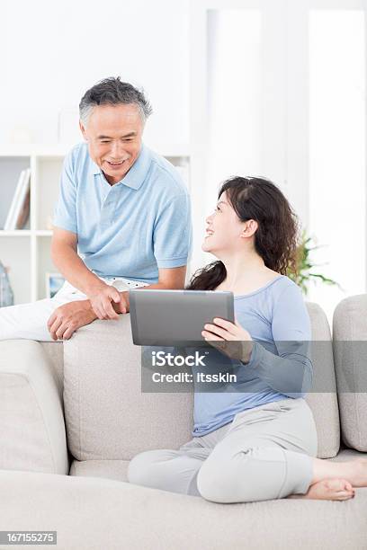 2 つのアジアの老人人にデジタルタブレット - 日本人のストックフォトや画像を多数ご用意 - 日本人, インターネット, 小売り