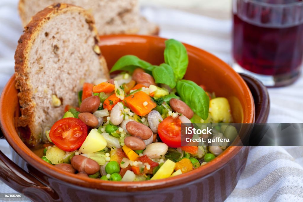 Italienische minestrone mit Brot - Lizenzfrei Basilikum Stock-Foto