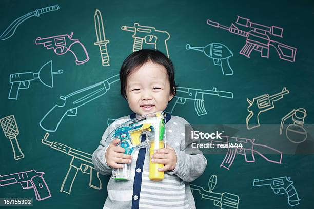 Photo libre de droit de Adorable Bébé Asiatique banque d'images et plus d'images libres de droit de Humour - Humour, Pistolet en plastique, 12-17 mois