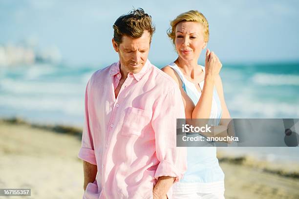 Pareja Madura Teniendo Dificultades Relación Foto de stock y más banco de imágenes de Pareja madura - Pareja madura, Playa, Serio