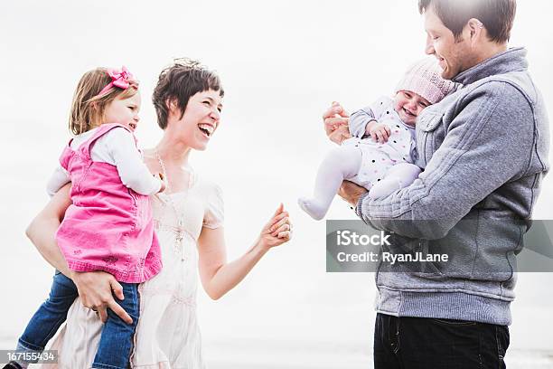 Liebevolle Familie Stockfoto und mehr Bilder von 2-3 Jahre - 2-3 Jahre, Beide Elternteile, Blendenfleck