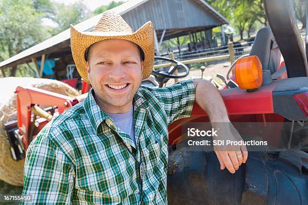 시골길 농장 인부 피사의 On 트랙터 교통수단에 대한 스톡 사진 및 기타 이미지 - 교통수단, 기대기, 나름