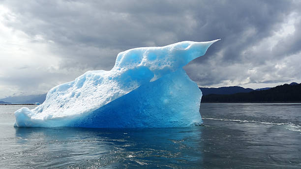 Iceberg bleu avec un éclairage spectaculaire - Photo