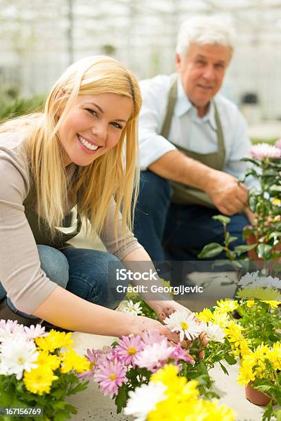 Foto de Jovem Sorrindo Feminino Florista e mais fotos de stock de Adulto - Adulto, Beleza, Botânica - Assunto